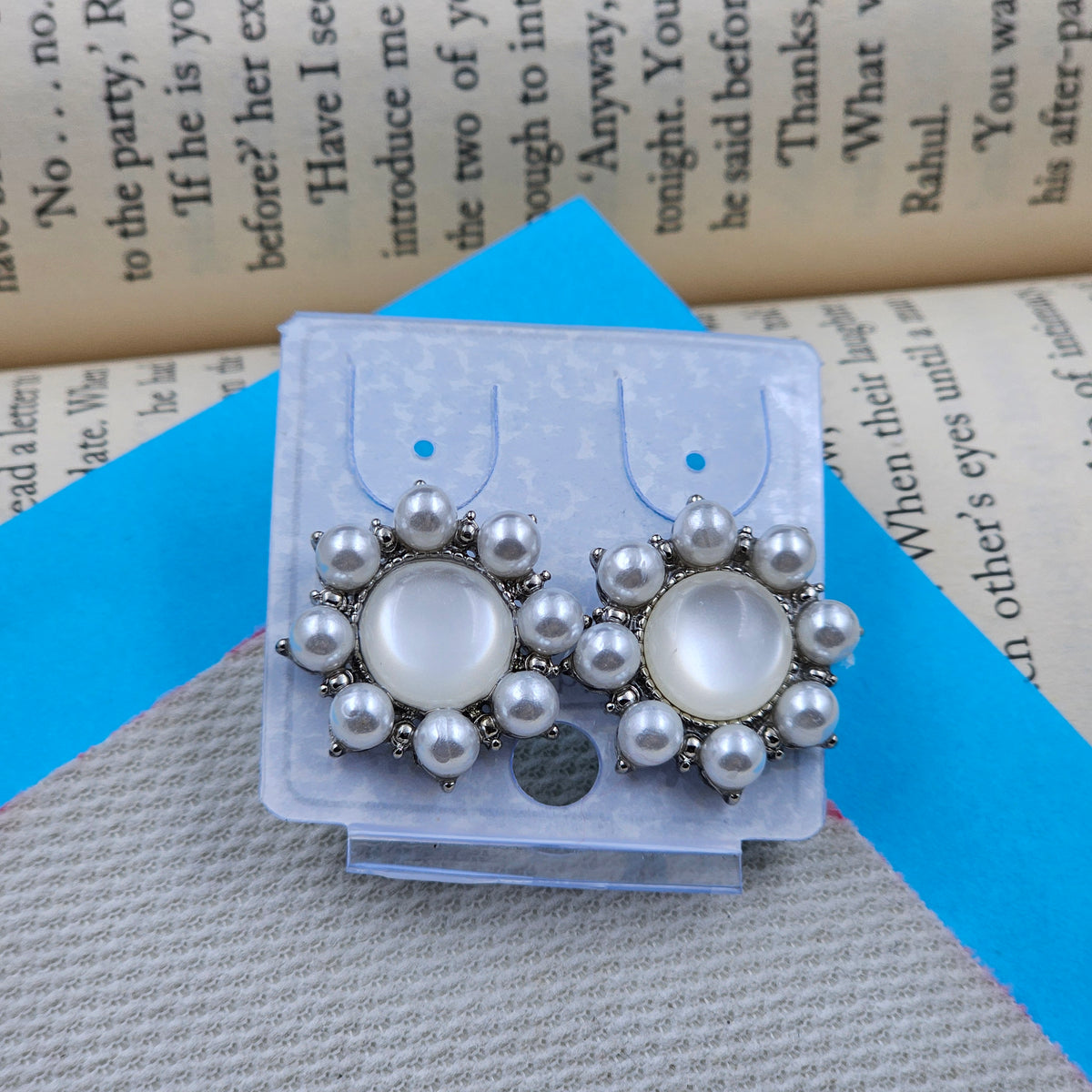 White Color Minimalist Pearl Floral Cute Earrings